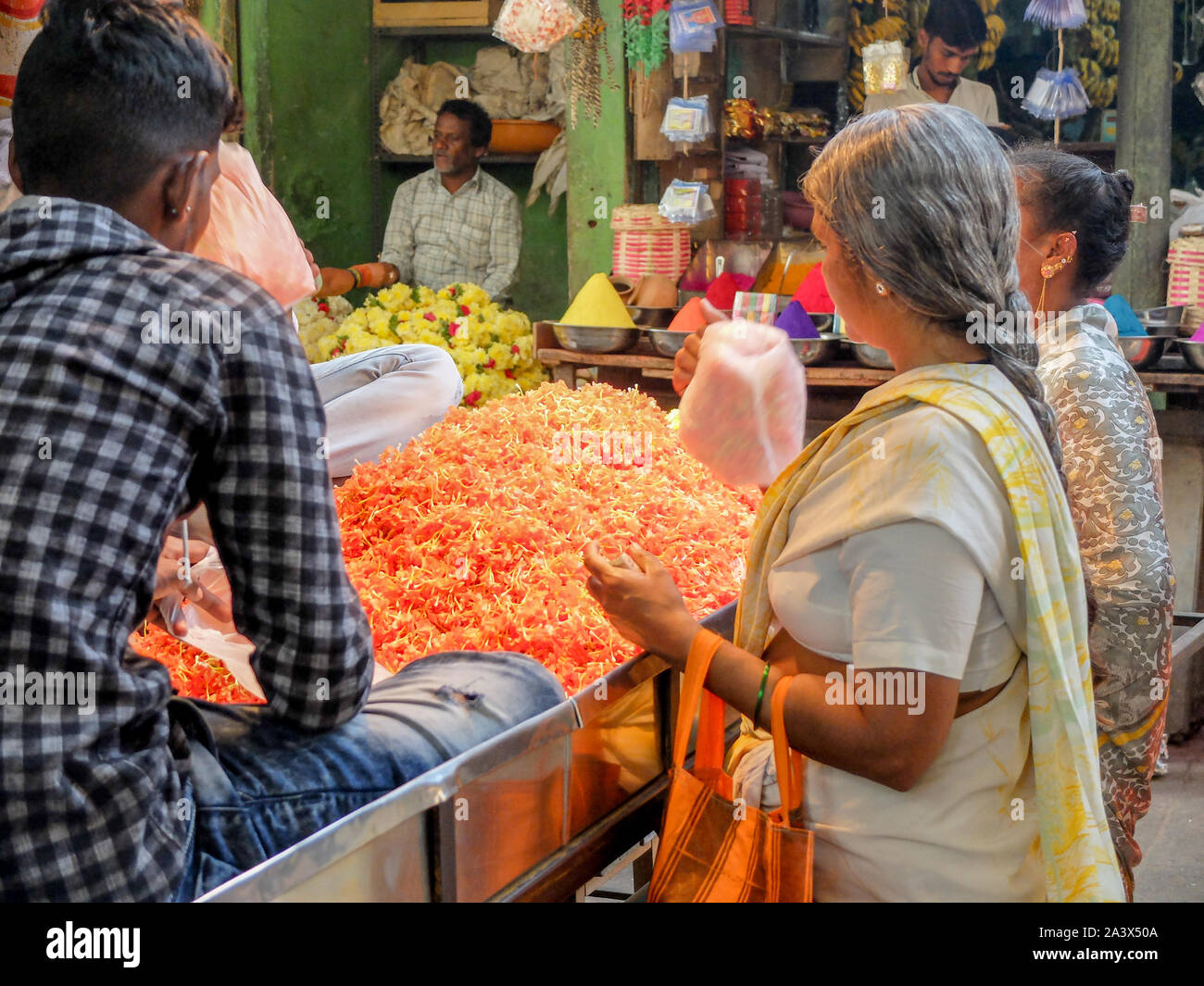 MYSURU (MYSORE),KARNATAKA/India-febbraio 13 2018:Shoppers in stallo dei fiori,mercato Devaraja, Mysore,Karnataka. Foto Stock