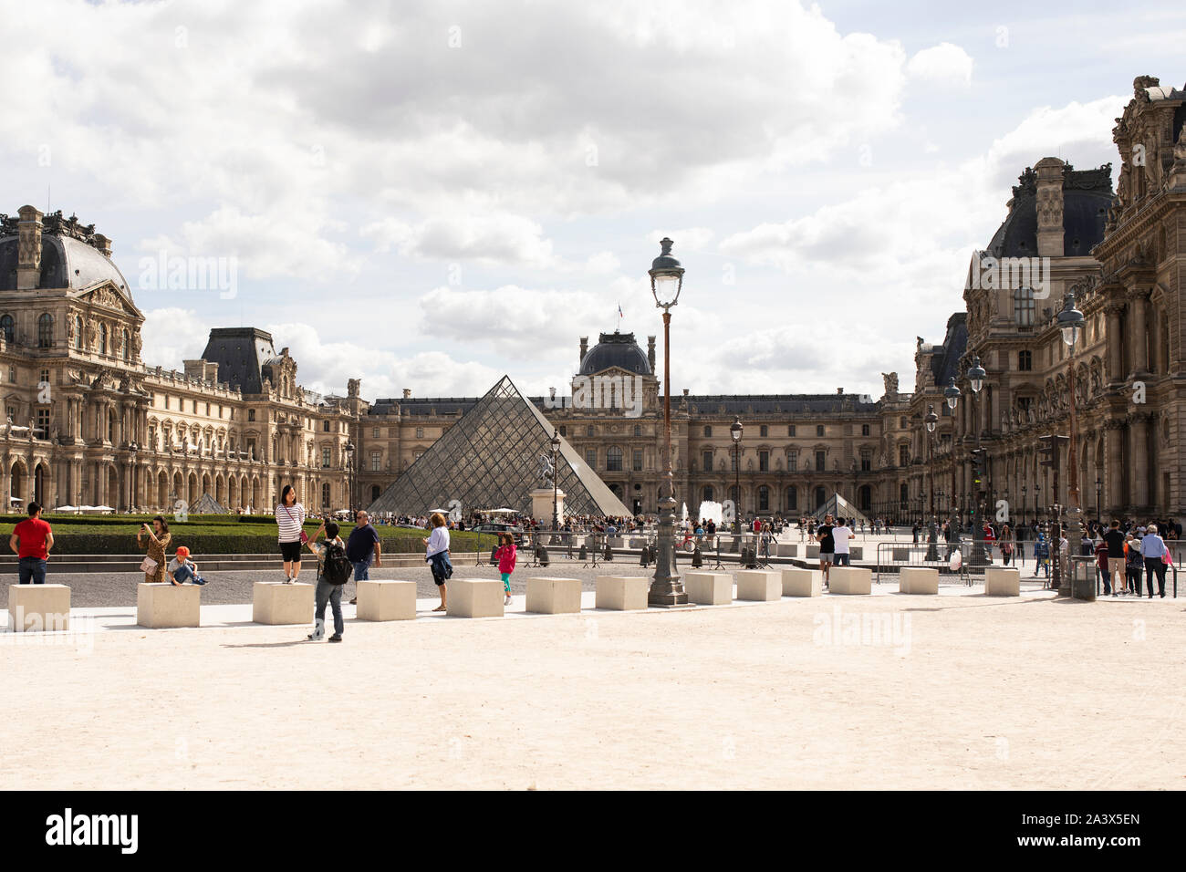 Il cortile principale (Cour Napoleone) di palazzo del Louvre Museum, con la piramide progettato da I.M. Pei, a Parigi, Francia. Foto Stock