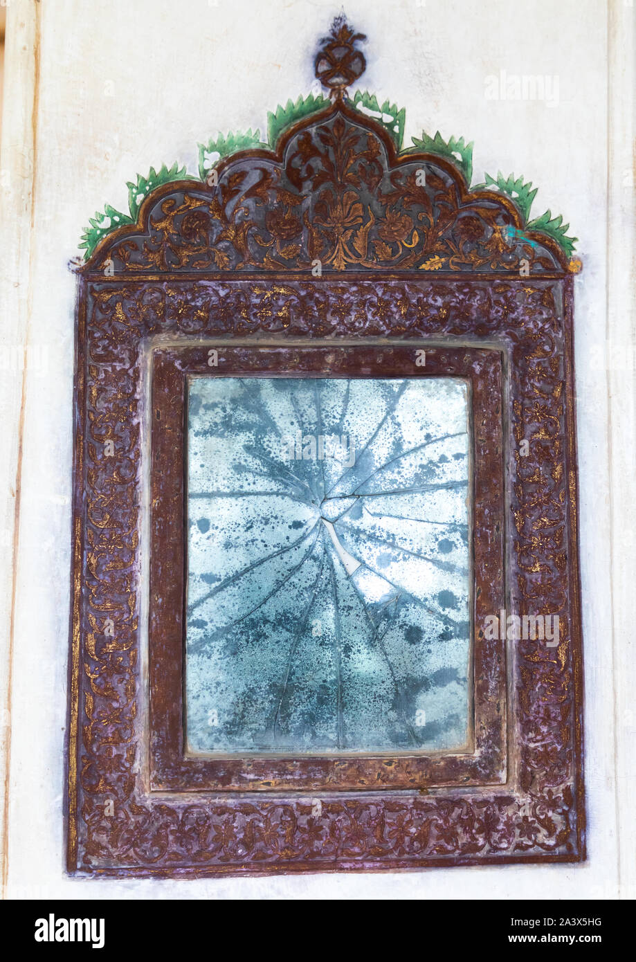 Specchio rotto in Taragarh fort, Rajasthan, Bundi, India Foto Stock