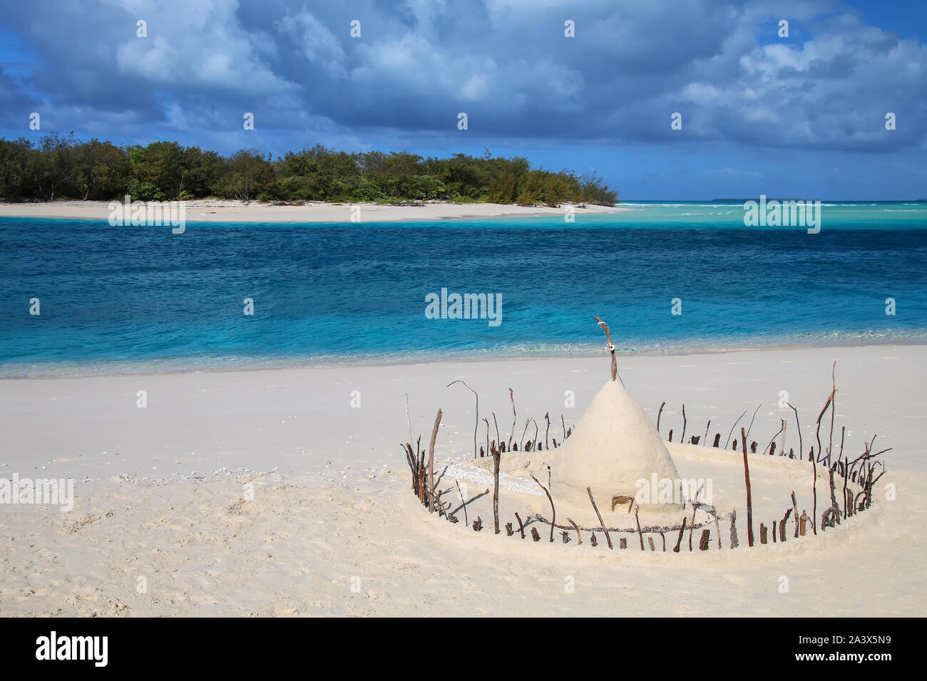 Castello di sabbia sulla riva della laguna Ouvea, Isole della Lealtà, Nuova Caledonia. La laguna è stato elencato come patrimonio mondiale dell'Unesco nel 2008. Foto Stock