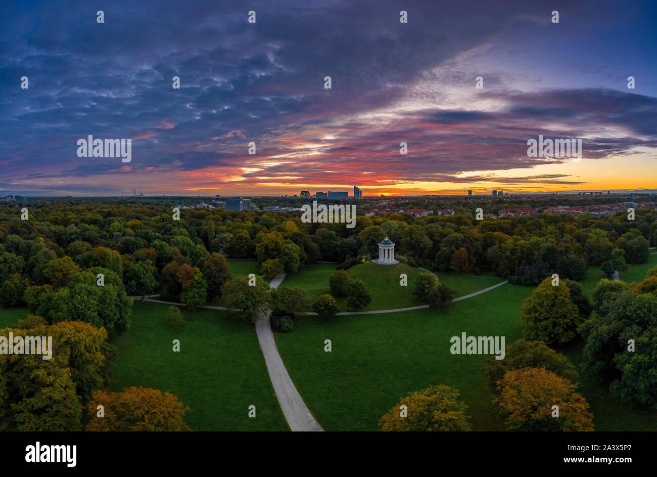 Una splendida mattina presto in Baviera, Monaco di Baviera con un volo anche se l'Englischer Garten. Foto Stock