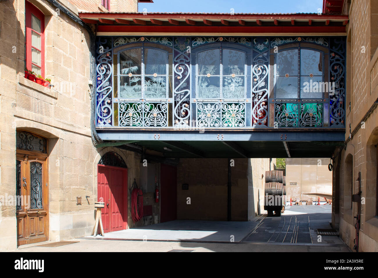 La galleria che collega gli edifici a Bodegas Lopez de Heredia Vina Tondonia, Haro, La Rioja, Spagna, Europa Foto Stock