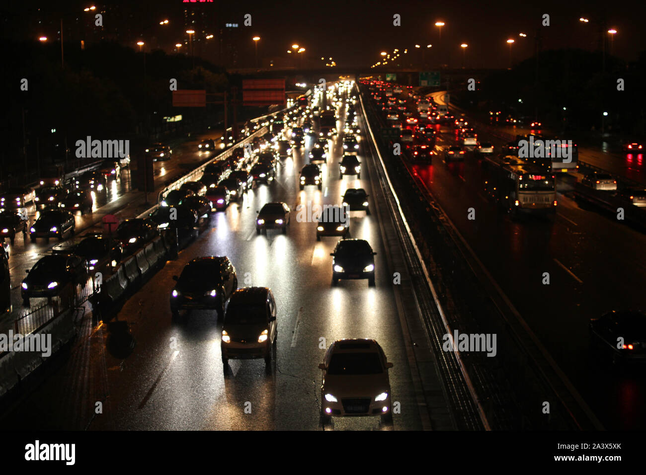 Il traffico nella notte dopo la pioggia a Pechino Foto Stock
