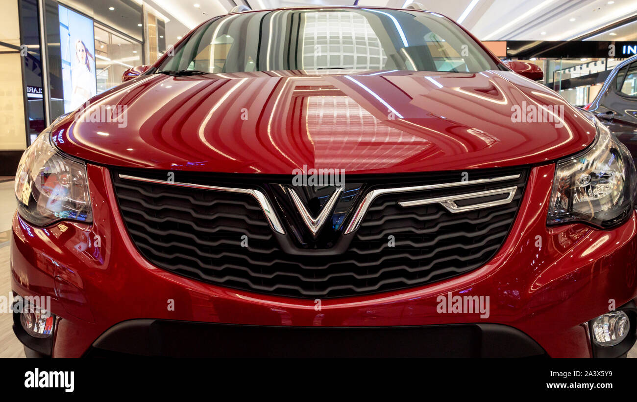 Ho Chi Minh, Vietnam - 27 Settembre 2019 : Vinfast logo auto insegna luminosa. Il primo automobilistico privato produttore di avvio con sede a Saigon ,un m Foto Stock