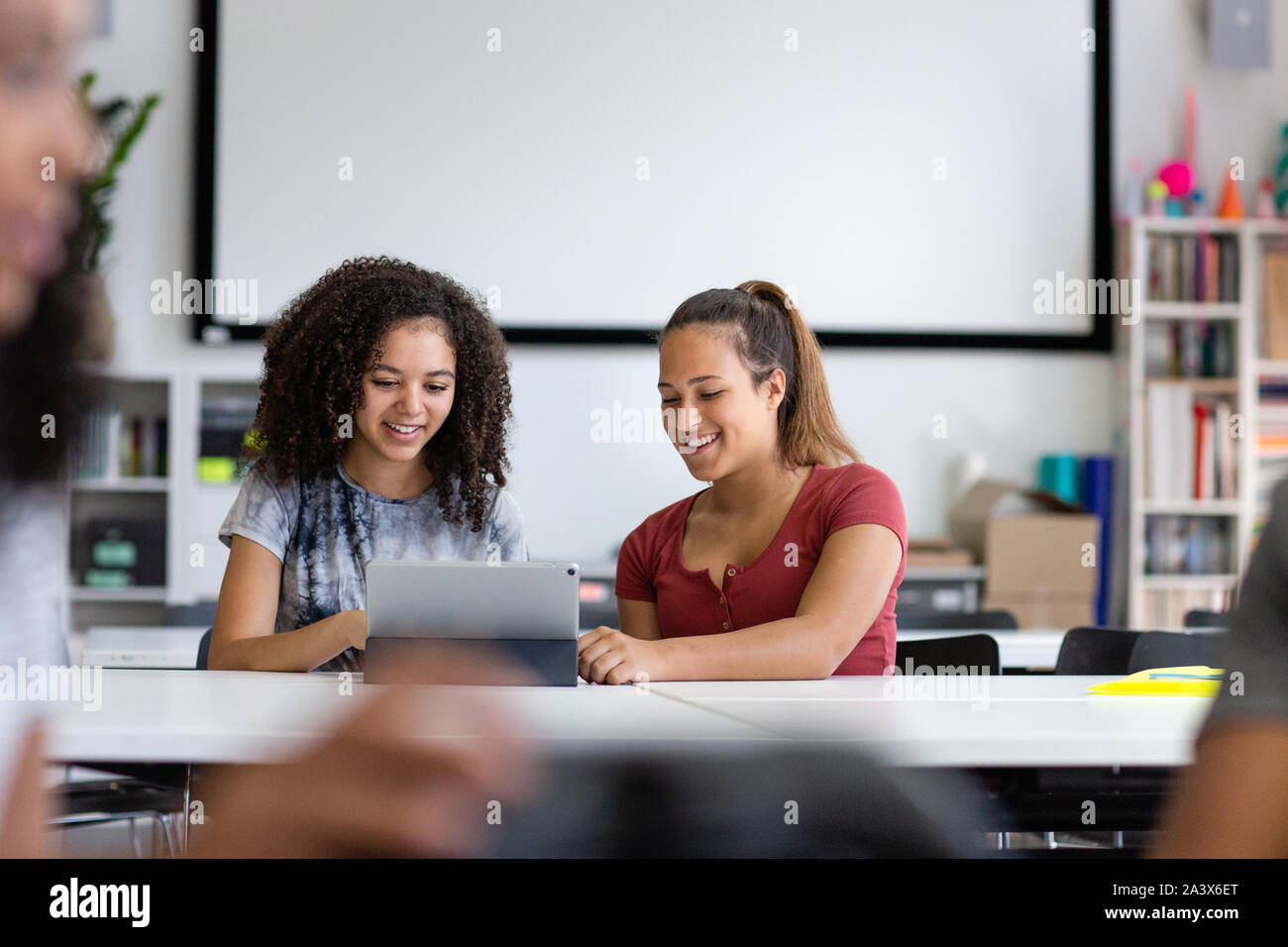 Alta scuola studenti di sesso femminile che studiano con tavoletta digitale Foto Stock