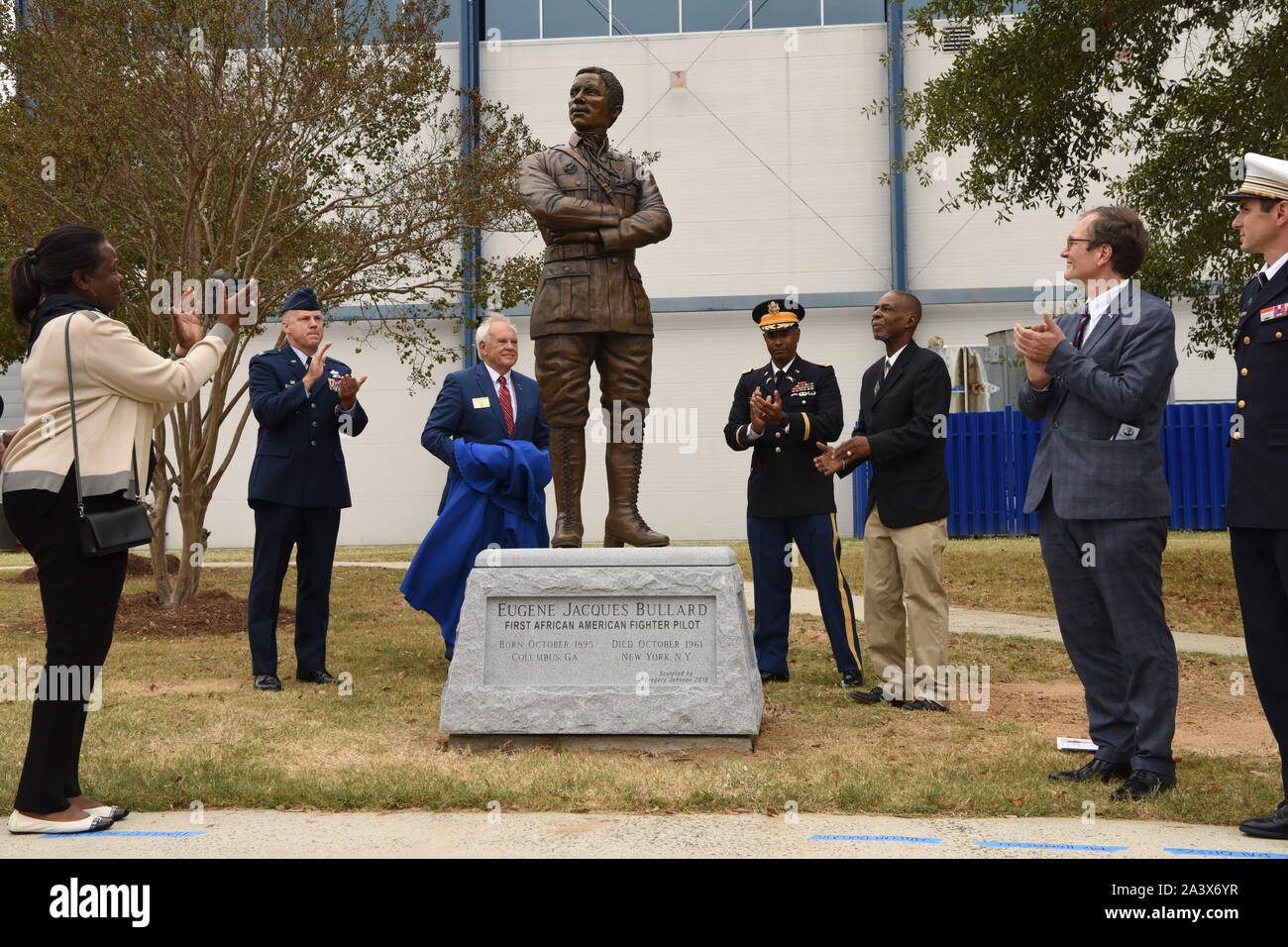 Warner Robins, Stati Uniti. 09 ottobre, 2019. Funzionari militari e membri della famiglia di applaudire come una statua di 2 Lt. Eugene Jacques Bullard, il primo americano africano pilota di caccia, è svelato nel corso di una cerimonia presso il Museo dell'aviazione su Warner Robins Air Force Base Ottobre 9, 2019 in Warner Robins, Georgia. La statua fu donata alla United States Air Force dalla Georgia I Guerra Mondiale Centennial Commissione. Credito: Tommie Horton/Planetpix/Alamy Live News Foto Stock