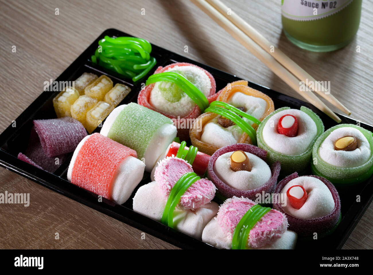 Sushis fatta di caramelle in una scatola di Bento Foto Stock