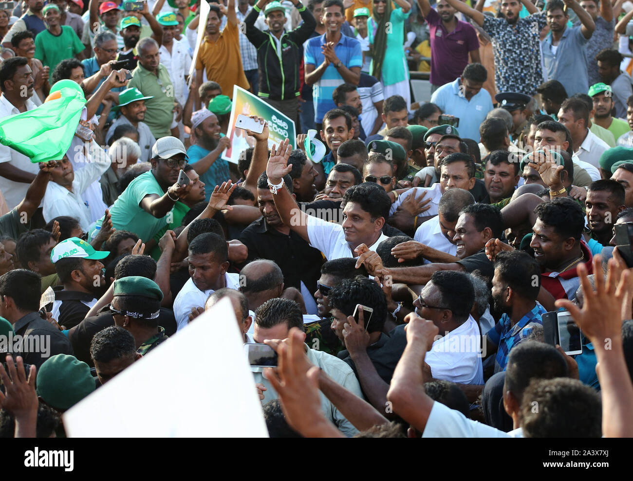 Colombo, Sri Lanka. 10 ottobre, 2019. Il candidato presidenziale dello Sri Lanka di partito di governo Sajith Premadasa ondata di sostenitori durante il loro primo incontro per la campagna elettorale in Colombo, Sri Lanka, Giovedì, Ottobre. 10, 2019. Credito: Pradeep Dambarage/ZUMA filo/Alamy Live News Foto Stock