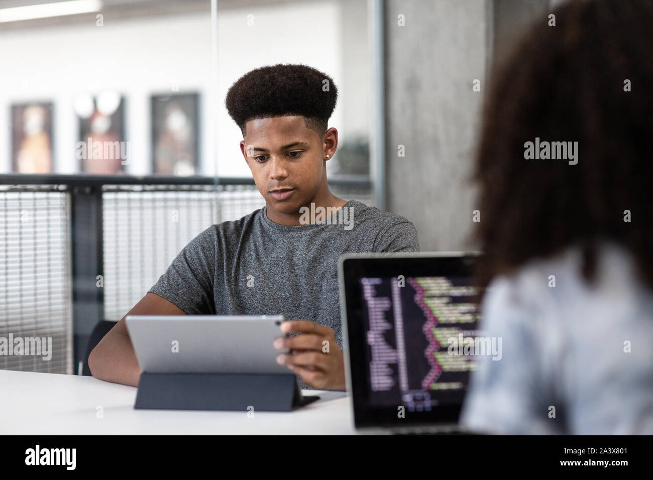African American maschio codifica dello studente in classe Foto Stock