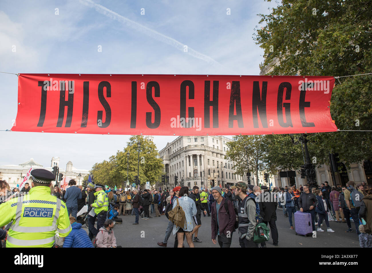 Westminster, Londra, Regno Unito. Il 10 ottobre 2019. Gli attivisti ambientali estinzione della ribellione hanno iniziato due settimane proteste dal 7 al 20 Ottobre a e intorno a Londra per dimostrare contro il cambiamento climatico. I manifestanti in Trafalgar Square e richiedono una decisa azione dal governo del Regno Unito la globale crisi ambientale. Foto Stock
