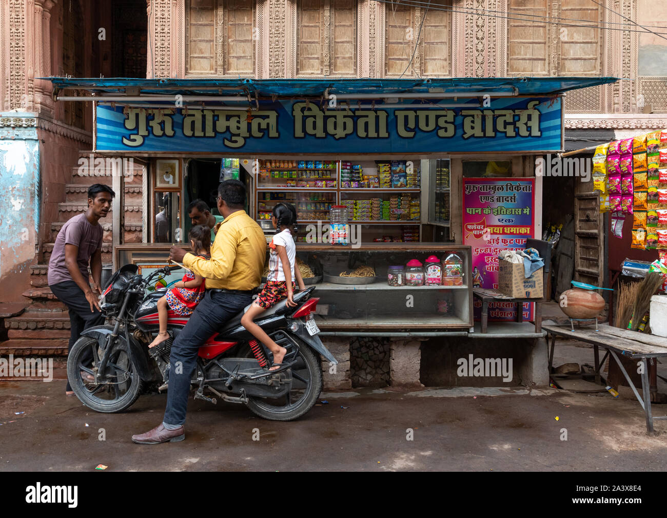 Stallo di alimentare la vendita di cibo di strada, Rajasthan, Bikaner, India Foto Stock