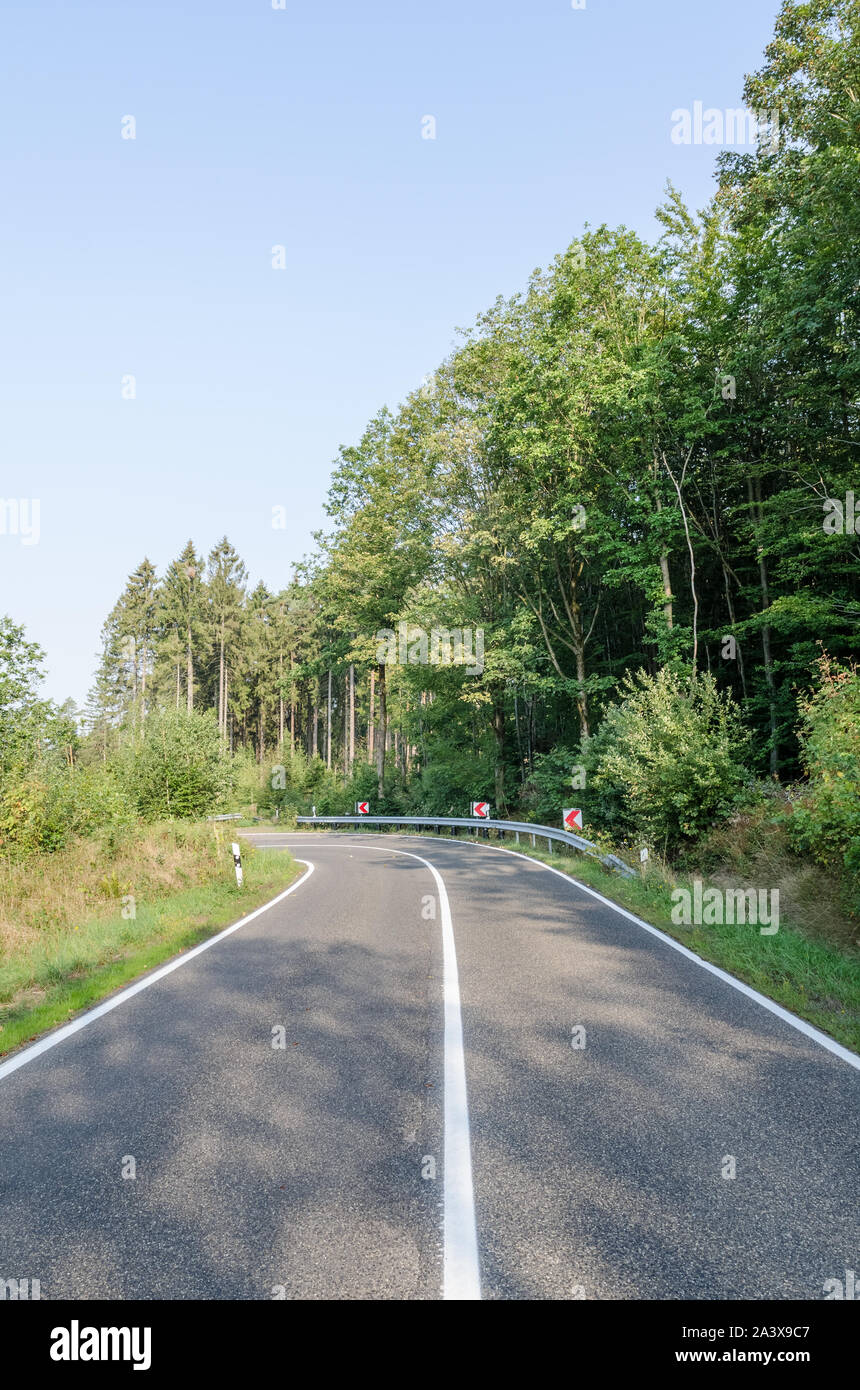 Strada vuota con delineatori e marcature in campagna in Germania Foto Stock
