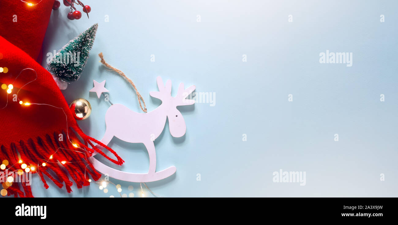 Natale luce blu con uno sfondo di Natale luci scintillanti garland e Decorazione per albero di Natale, vista dall'alto, copia dello spazio. Orizzontale poster di Natale, g Foto Stock