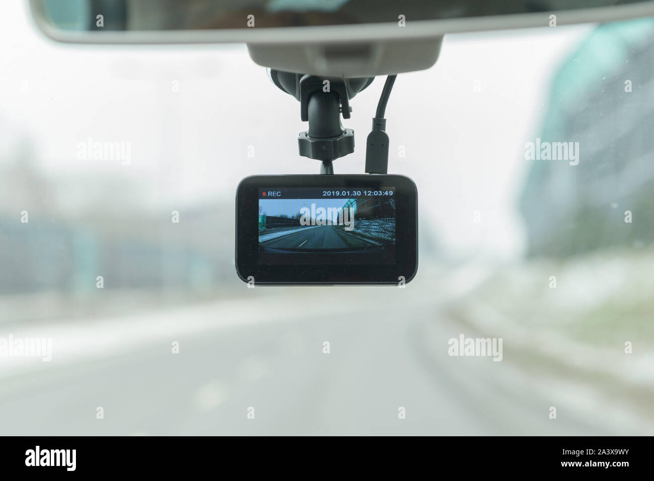 Utilizzo di dashboard fotocamera per registrare in continuo una vista attraverso un veicolo del parabrezza anteriore Foto Stock