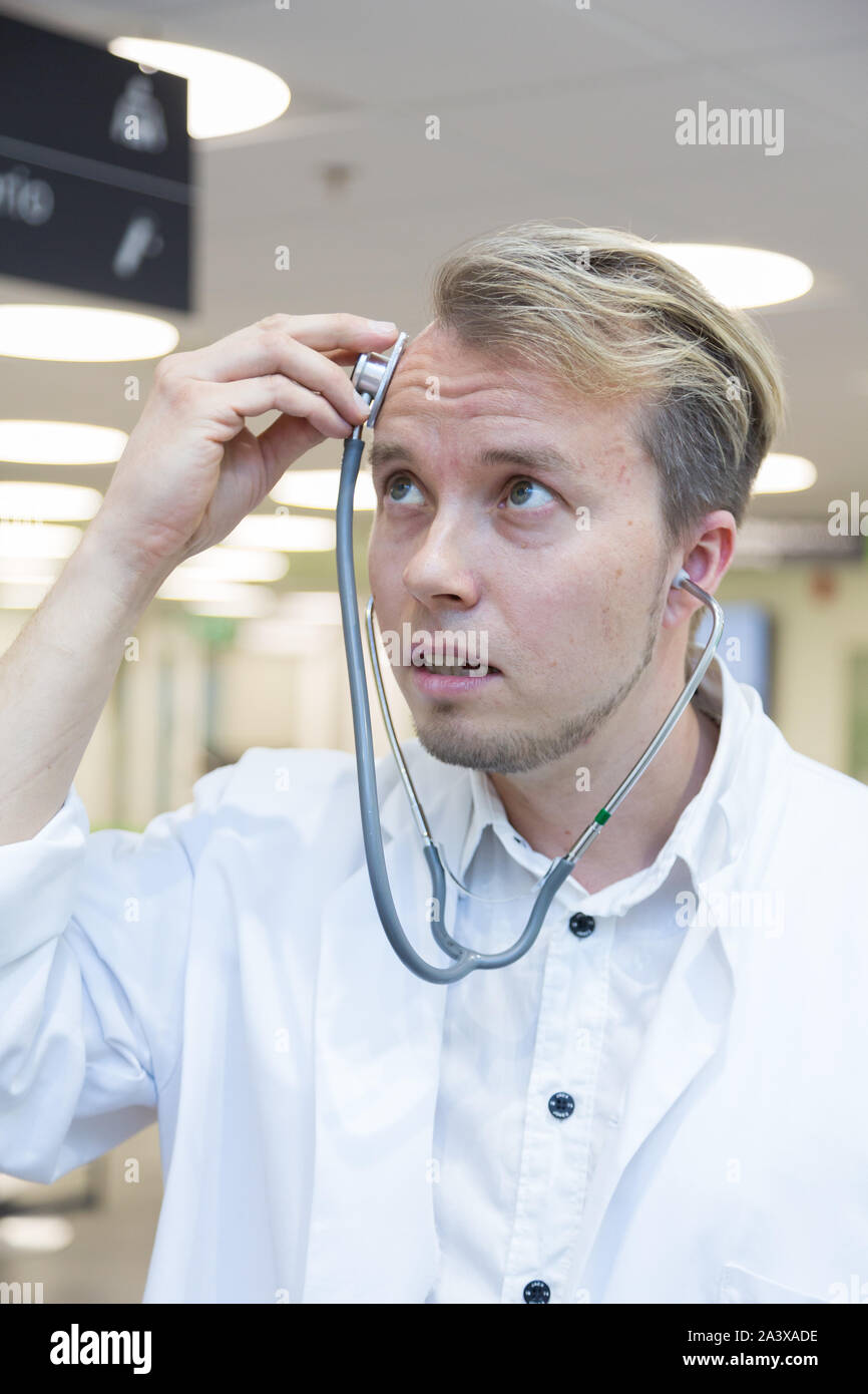 Giovane medico ingannare circa Foto Stock