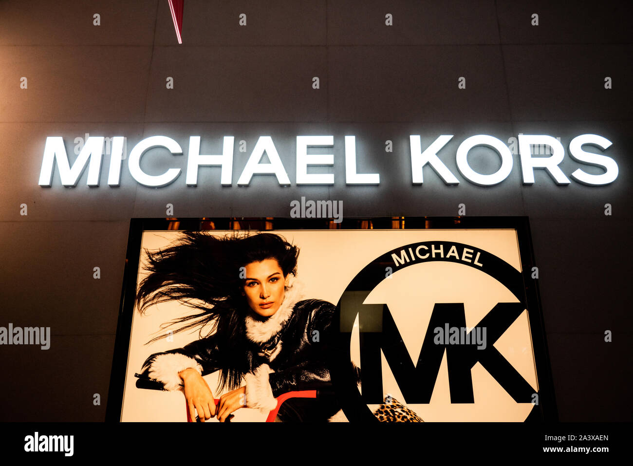 Americana del marchio di moda, Michael Kors logo che si vede in Shenzhen. Foto Stock