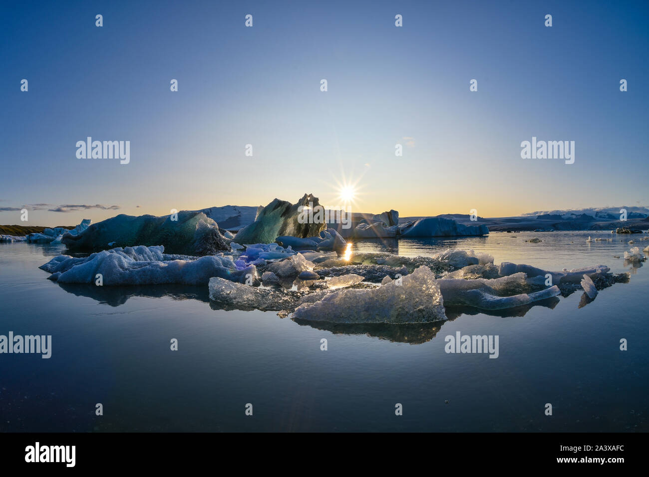 Melting Ice sulla spiaggia di diamanti a Jokulsarlon, Islanda Foto Stock