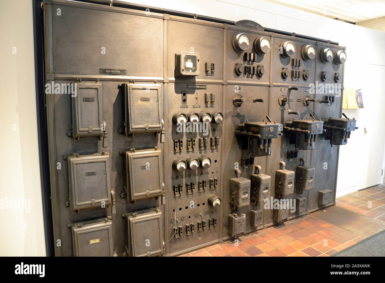 La fornitura di elettricità a Bawdsey il Museo del Radar e Visitor Center, Bawdsey Radar, blocco trasmettitore, Bawdsey, Suffolk, IP12 3BA Foto Stock