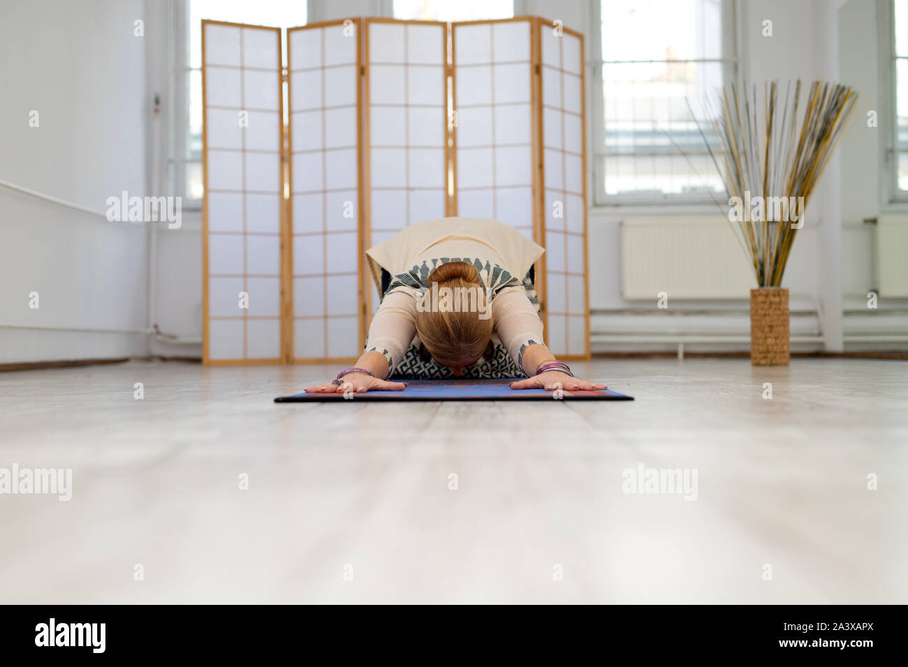 Lo yoga,donna durante la pratica dello yoga, donna nella meditazione, donna in posizione di yoga Foto Stock