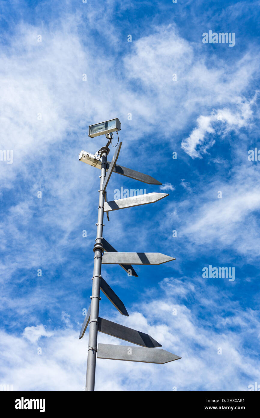 Direzionale vuoto cartelli stradali contro il cielo blu. Segno direzionale post. Foto Stock
