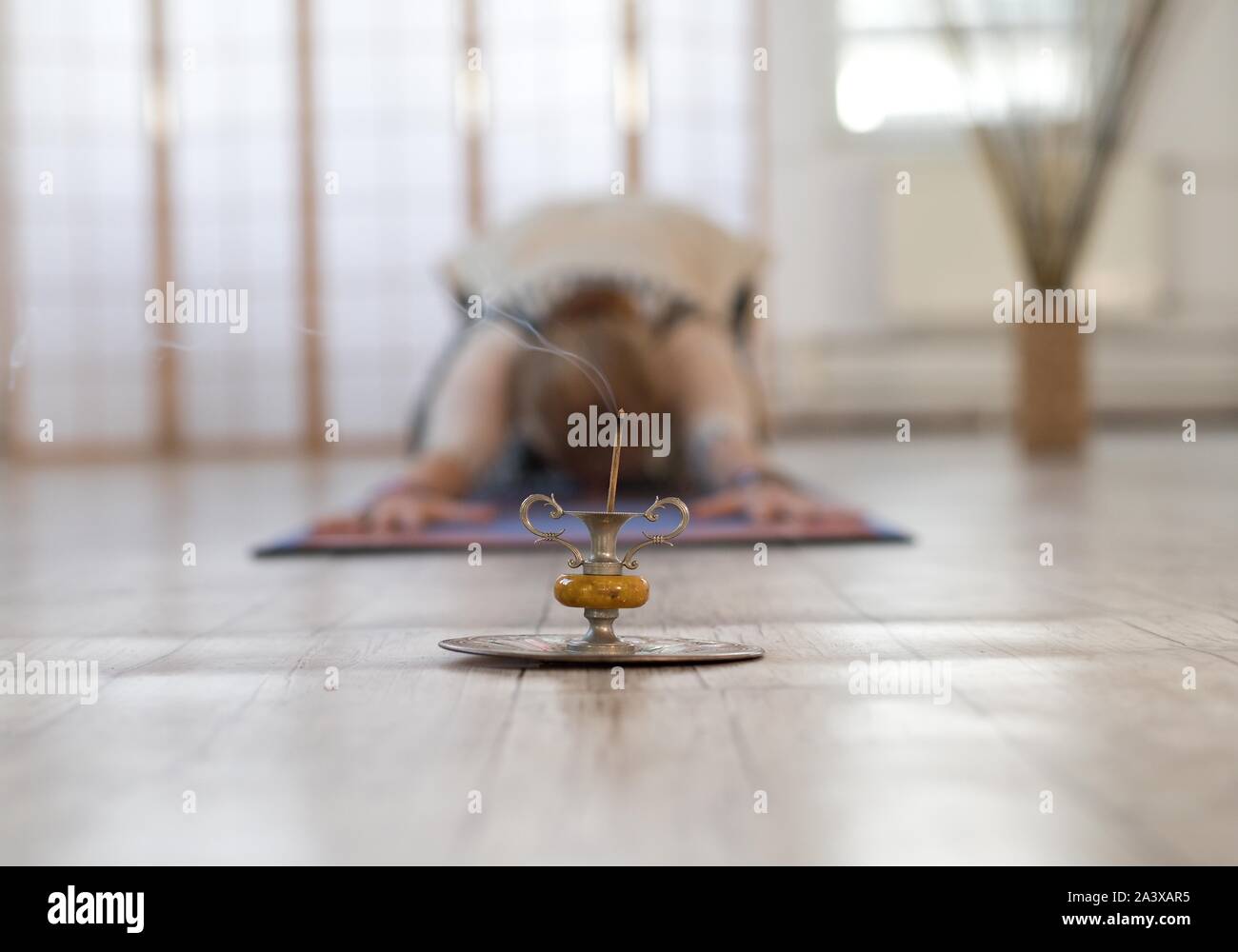 Lo yoga,donna durante la pratica dello yoga, donna nella meditazione, donna in posizione di yoga Foto Stock