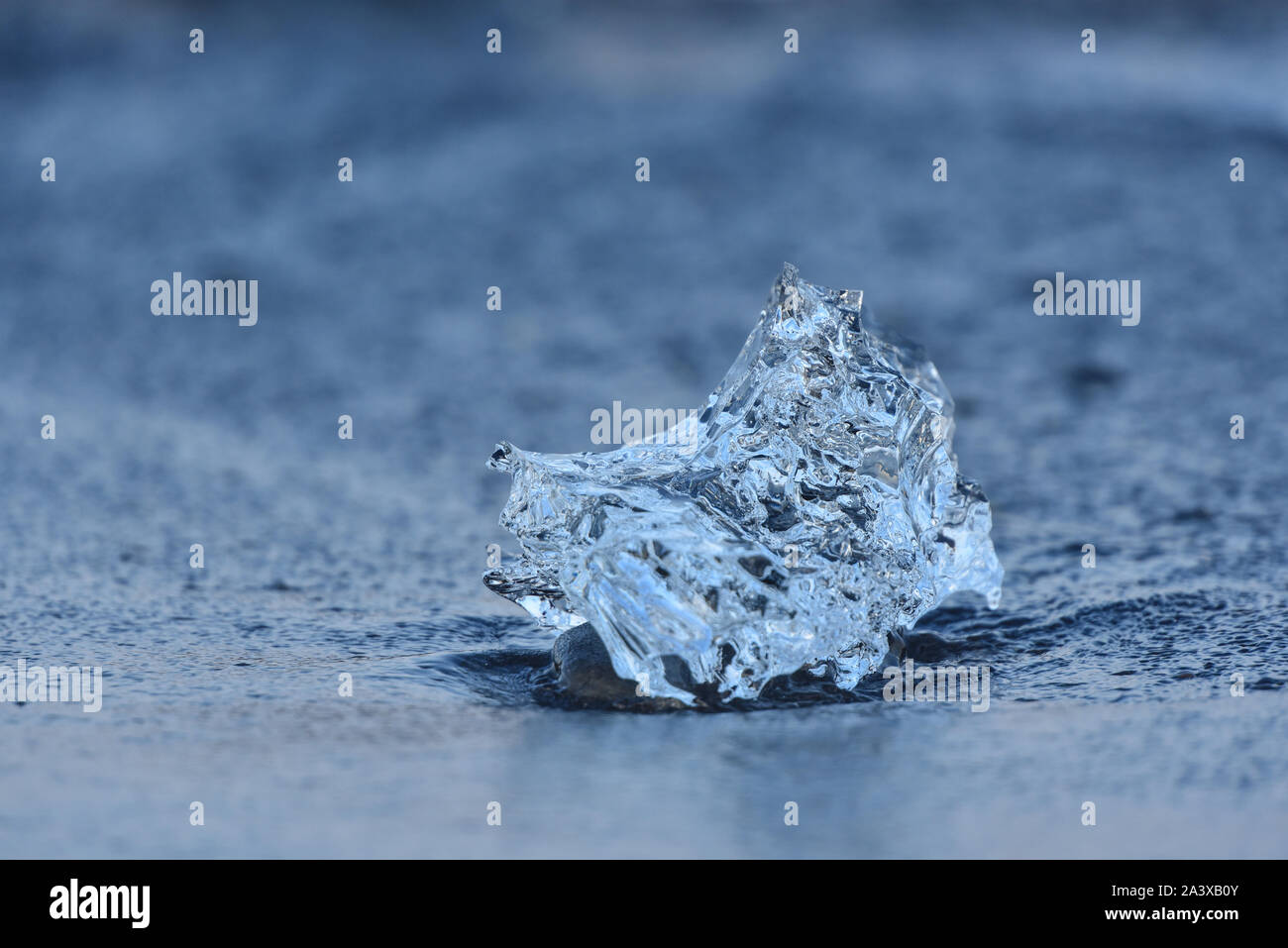 Melting Ice sulla spiaggia di diamanti a Jokulsarlon, Islanda Foto Stock