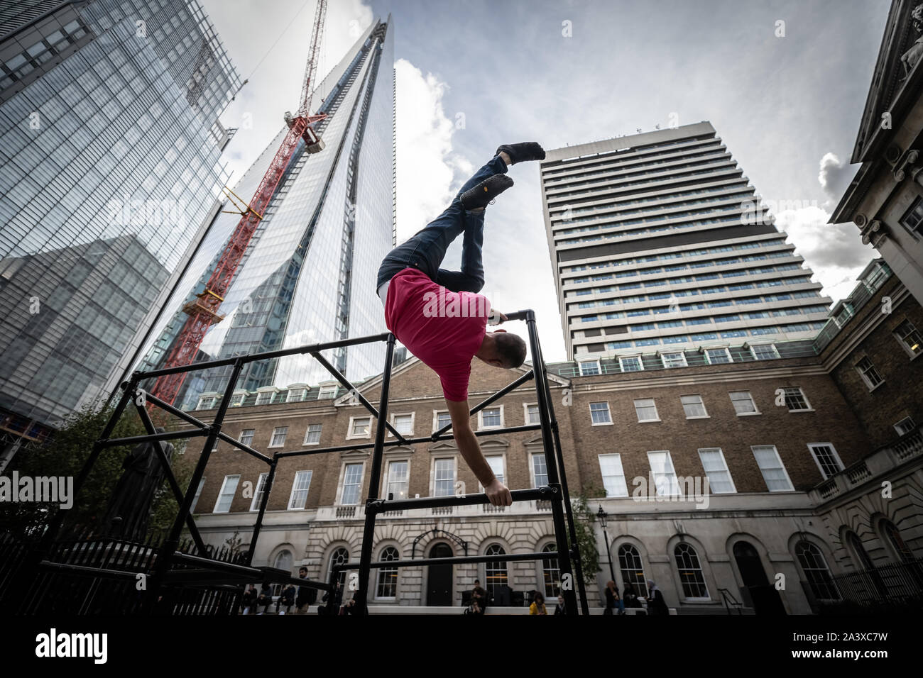 Il parco giochi urbano Team di eseguire 'Zoo gli esseri umani" nel ragazzo cortile, London Bridge, per Dance Umbrella 2019. Londra, Regno Unito. Foto Stock