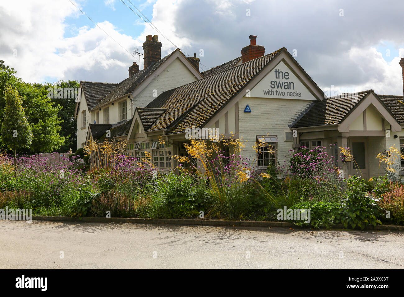 Il Cigno con due colli pub o public house, Blackbrook, Newcastle under Lyme, Staffordshire, England, Regno Unito Foto Stock