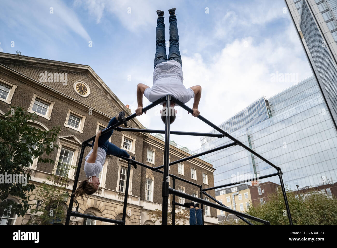 Il parco giochi urbano Team di eseguire 'Zoo gli esseri umani" nel ragazzo cortile, London Bridge, per Dance Umbrella 2019. Londra, Regno Unito. Foto Stock