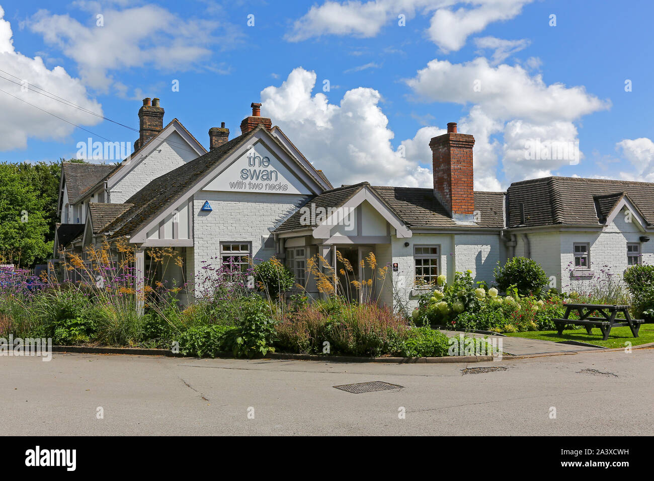 Il Cigno con due colli pub o public house, Blackbrook, Newcastle under Lyme, Staffordshire, England, Regno Unito Foto Stock