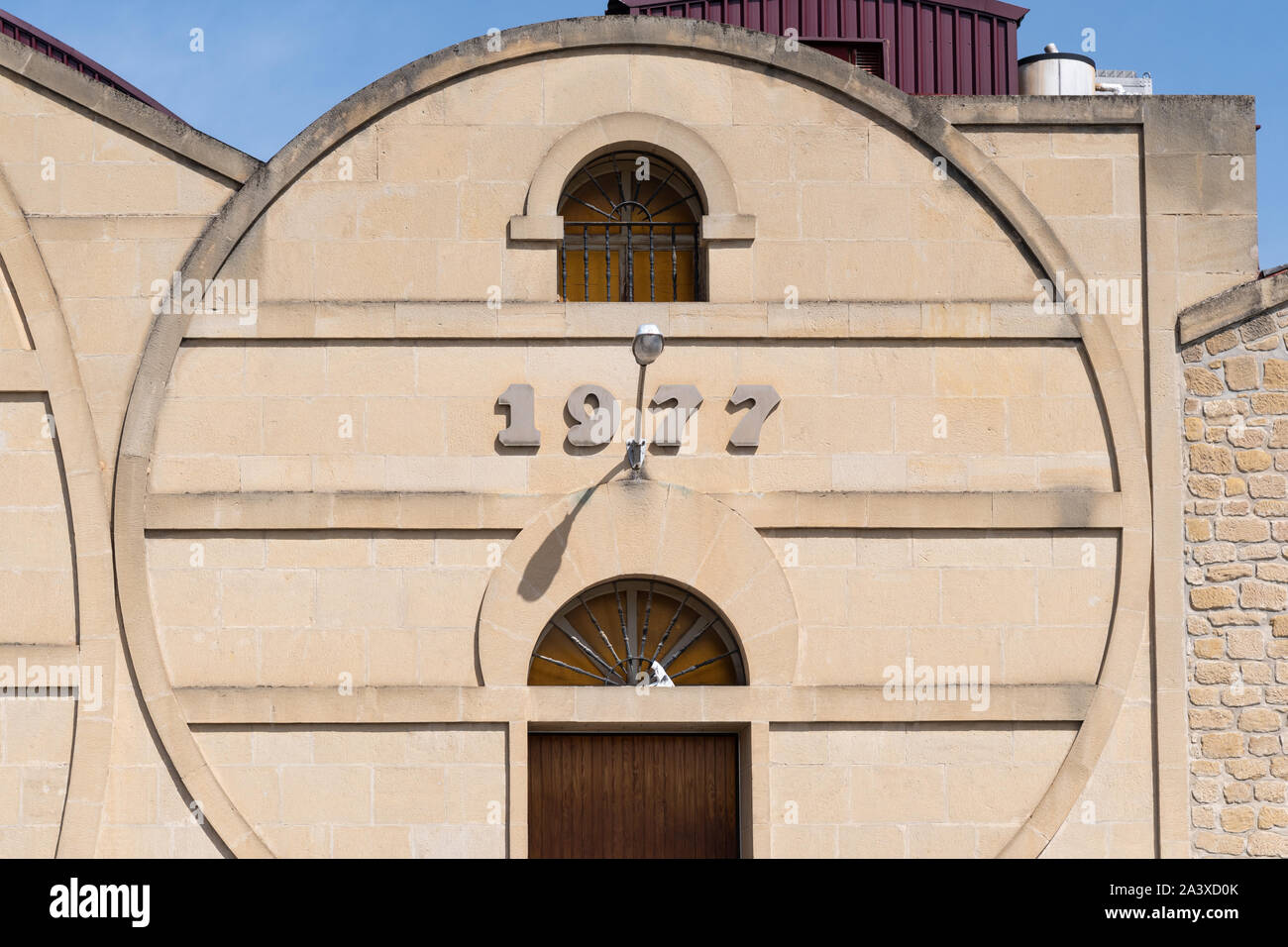 Anni Settanta font di numeri su un edificio di cantina, Haro, La Rioja, Spagna, Europa Foto Stock