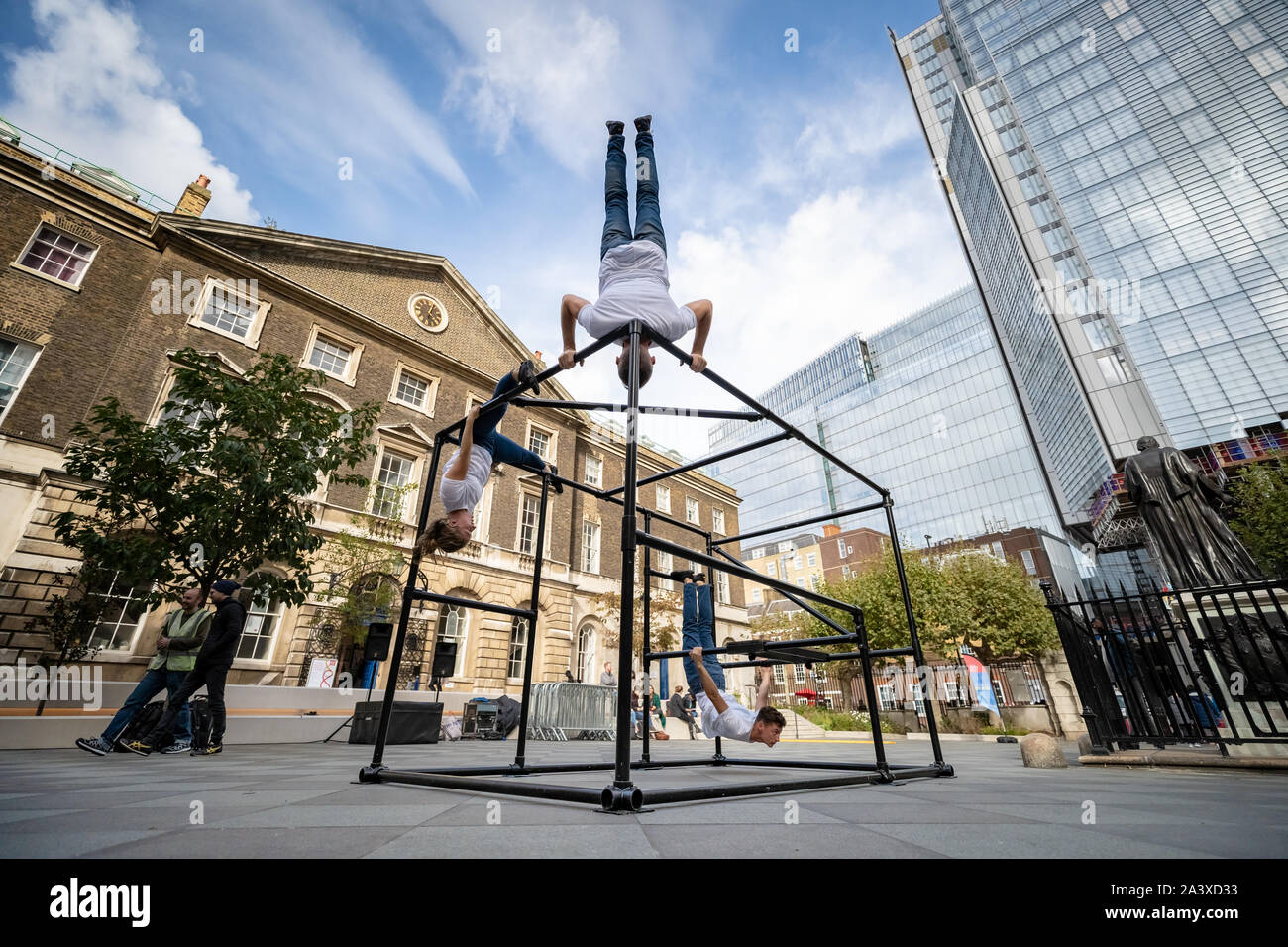 Il parco giochi urbano Team di eseguire 'Zoo gli esseri umani" nel ragazzo cortile, London Bridge, per Dance Umbrella 2019. Londra, Regno Unito. Foto Stock