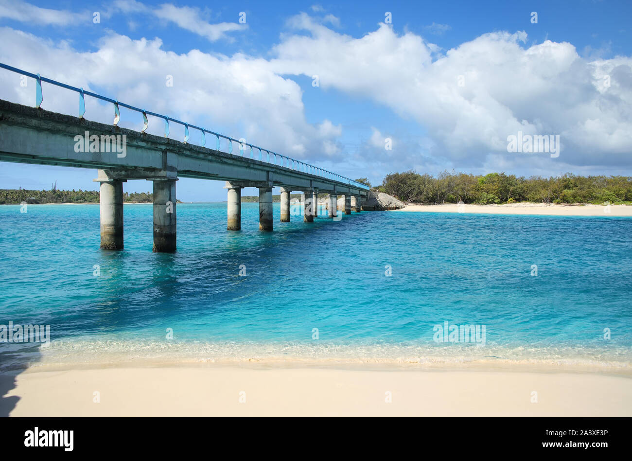 Ponte di Mouli tra Ouvea e isole Mouli, Isole della Lealtà arcipelago, Nuova Caledonia. Foto Stock