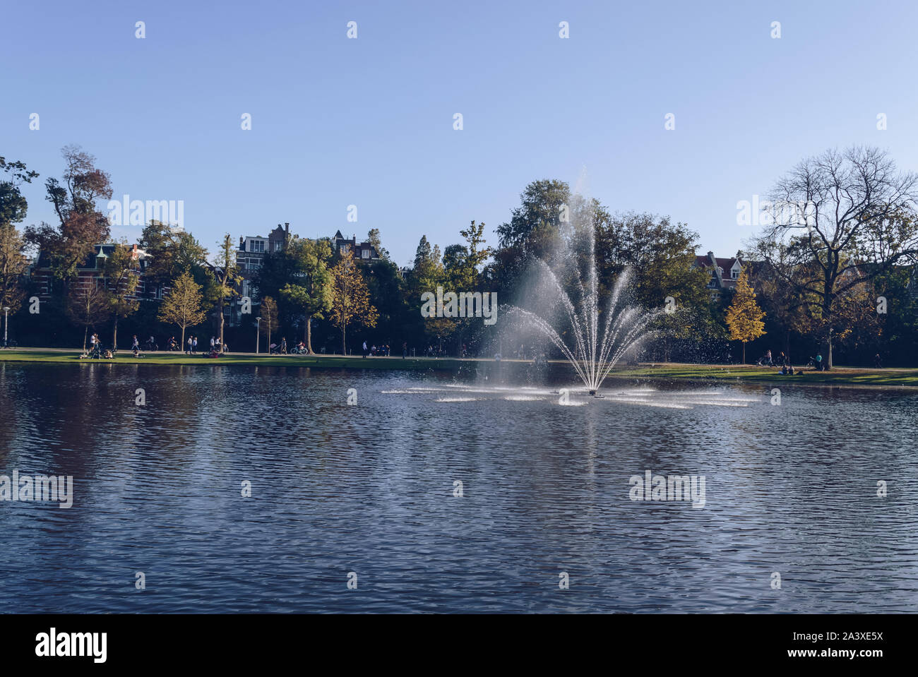 Amsterdam, Paesi Bassi, ottobre 11, 2018: vista sulla fontana nel lago del Parco di Vondel Foto Stock