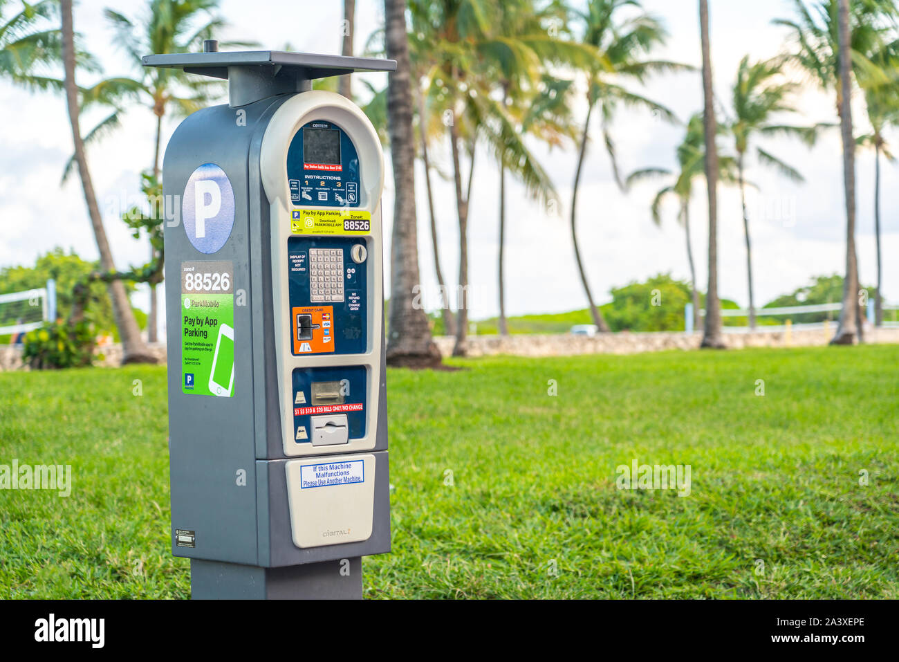 Miami, Stati Uniti d'America - Settembre 10.09.2019: Self service Parcheggio stazione a pagamento con energia solare in Miami Foto Stock
