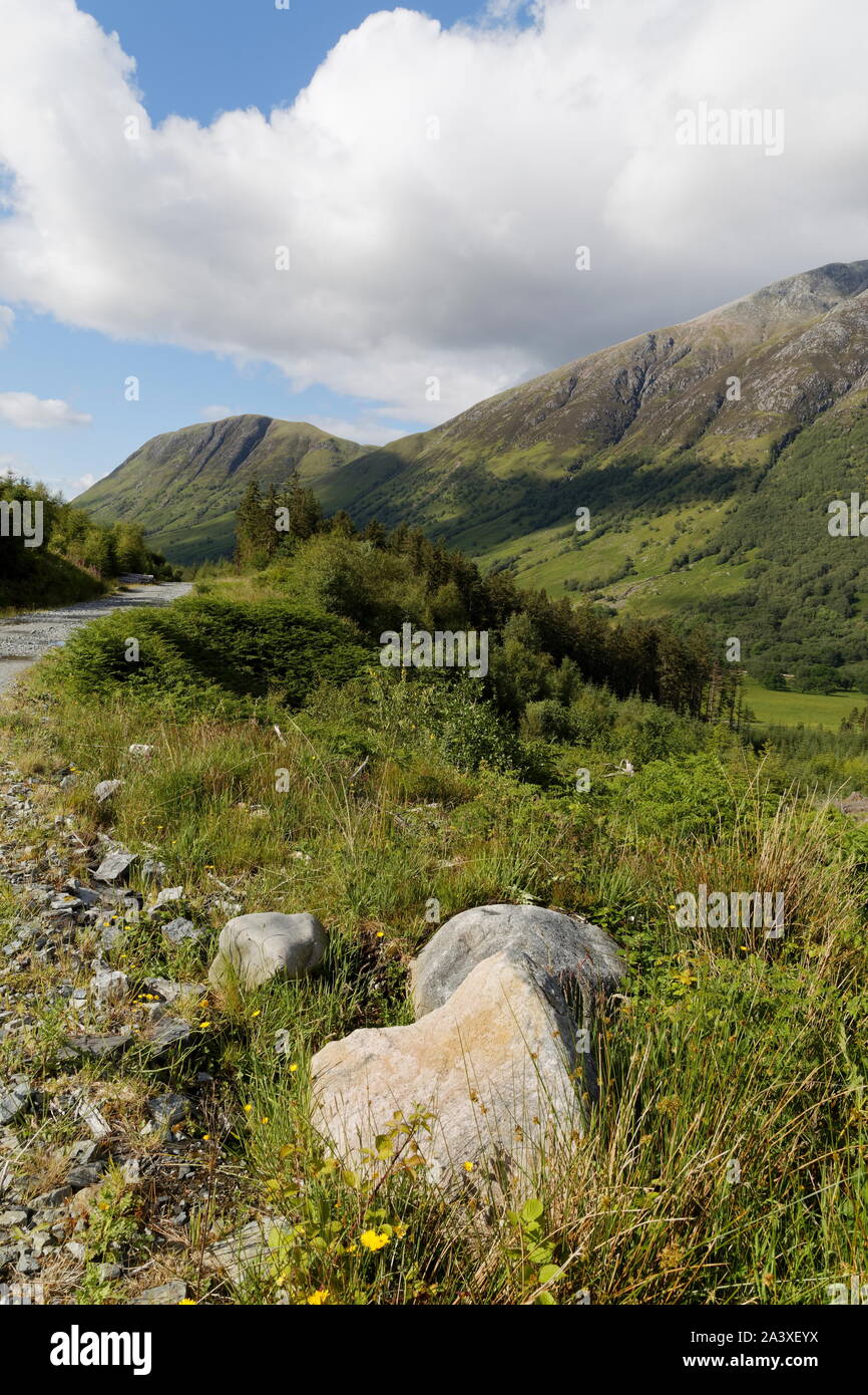 Primo piano telaio massi la vista giù per la valle Highland Way Glen Nevis Scozia Scotland Foto Stock