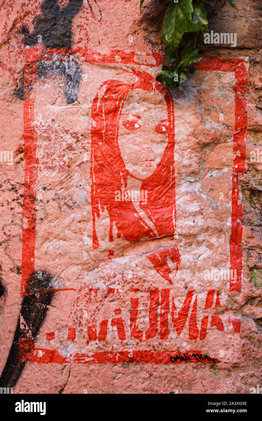Quasi trasparente street art poster nel quartiere di Trastevere a Roma, Italia Foto Stock