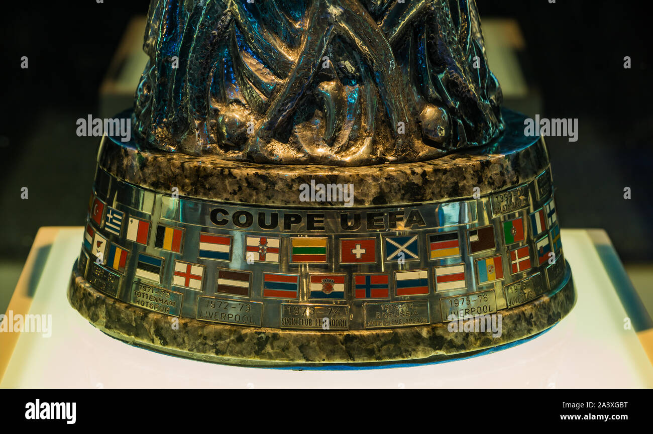 Un ritratto di close-up di UEFA Cup Trofeo sul display interno del FC Porto museo. Foto Stock