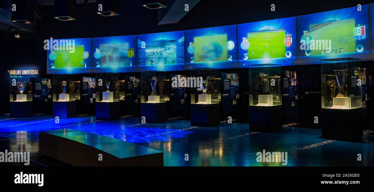 Una foto dei trofei internazionali sul display interno del FC Porto museo. Foto Stock