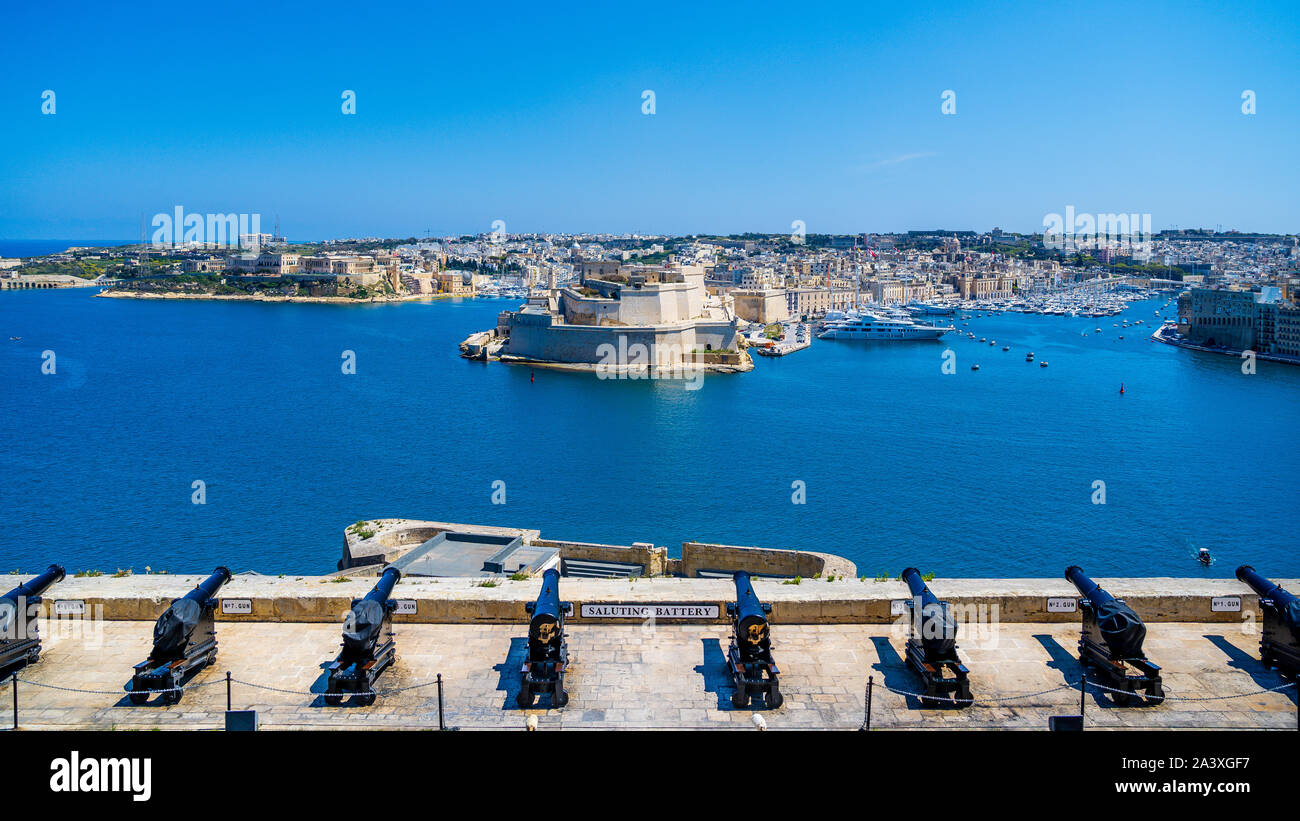 Vista della Valletta dall'Upper Barrakka Gardens in Fort San Elmo Foto Stock