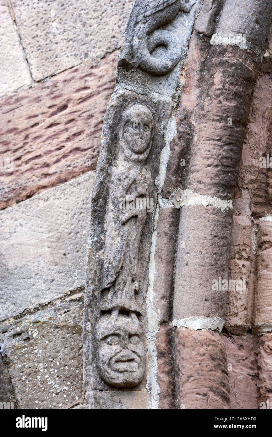 Stone figure scolpite nella porta nord, decorata, nella chiesa di Santa Maria di Eunate, romanico del XII secolo la chiesa , Muruzábal, Navarra, Spagna, Foto Stock