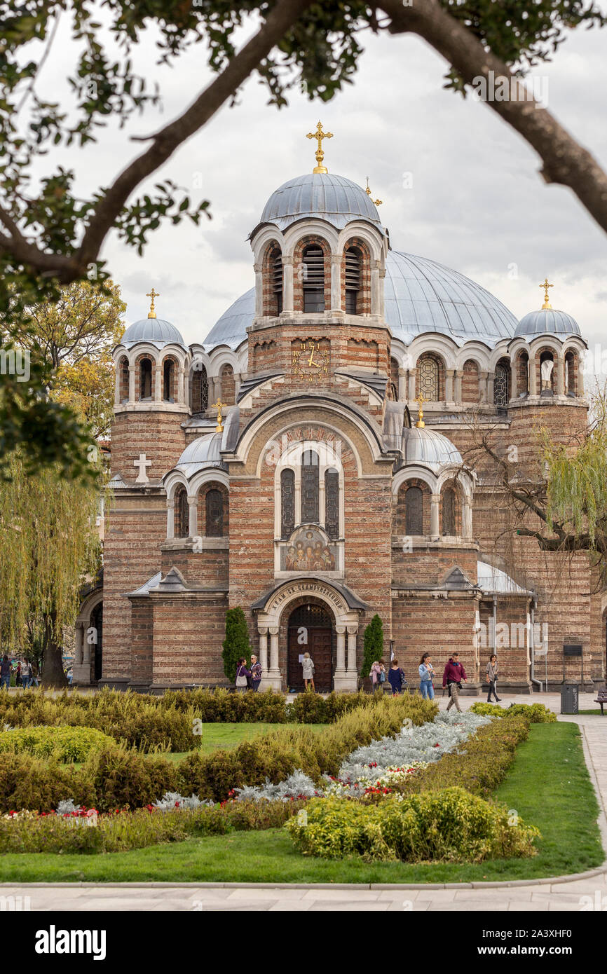 SOFIA, BULGARIA - 10 OTT: pedoni passeggiate attraverso il 'Svteti Sedmochislenitsi' chiesa di Sofia Downtown, 10 ottobre, 2019. Foto Stock