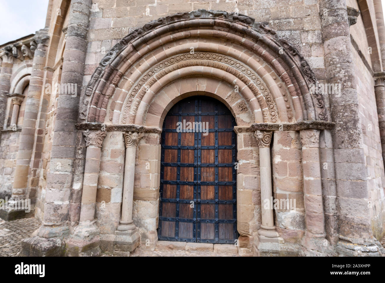 Porta nord, decorata, nella chiesa di Santa Maria di Eunate, romanico del XII secolo la chiesa , Muruzábal, Navarra, Spagna, Foto Stock