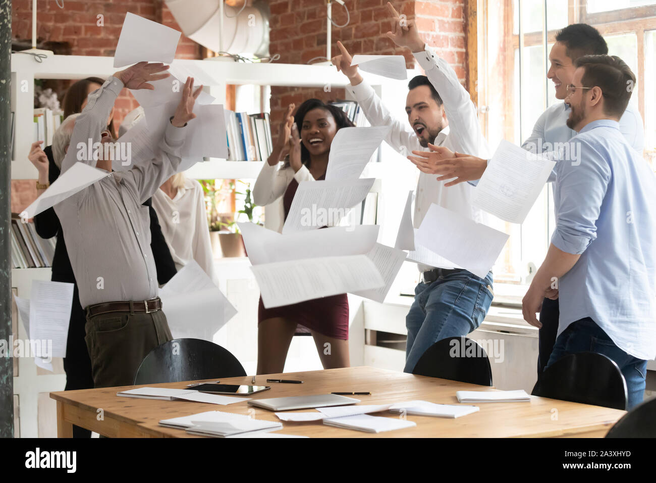 Overjoyed diversi dipendenti gettare le carte per celebrare il successo Foto Stock Overjoyed diversi dipendenti gettare le carte per celebrare il successo Foto Stock