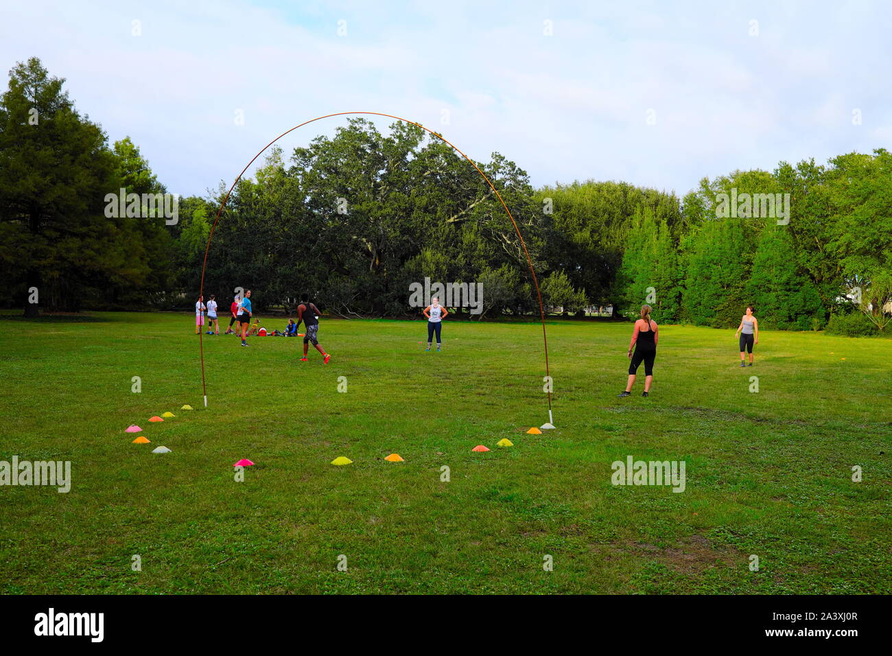 Frisbee Meetup gioco in parco pubblico con la partecipazione gratuita al pubblico Foto Stock