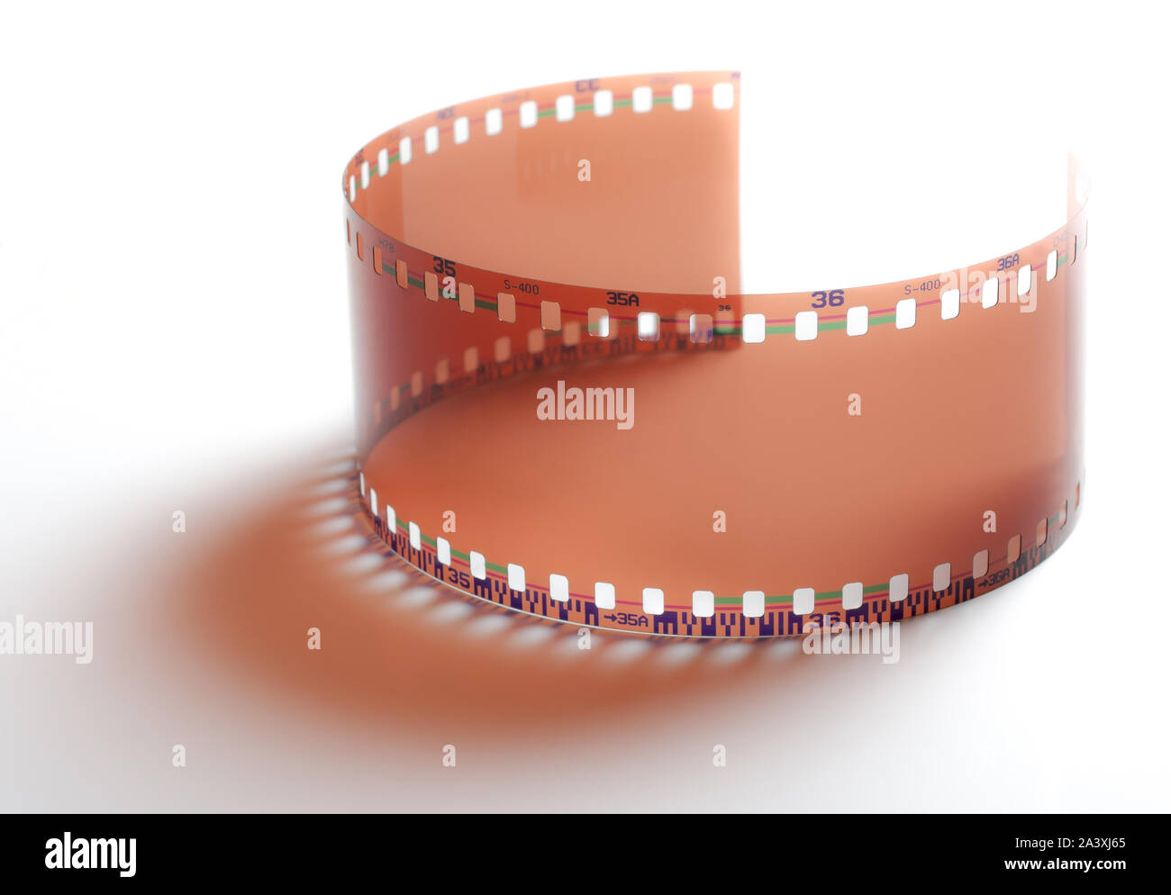 Foto di un segmento di 35 mm di pellicola colorata isolato su uno sfondo bianco Foto Stock
