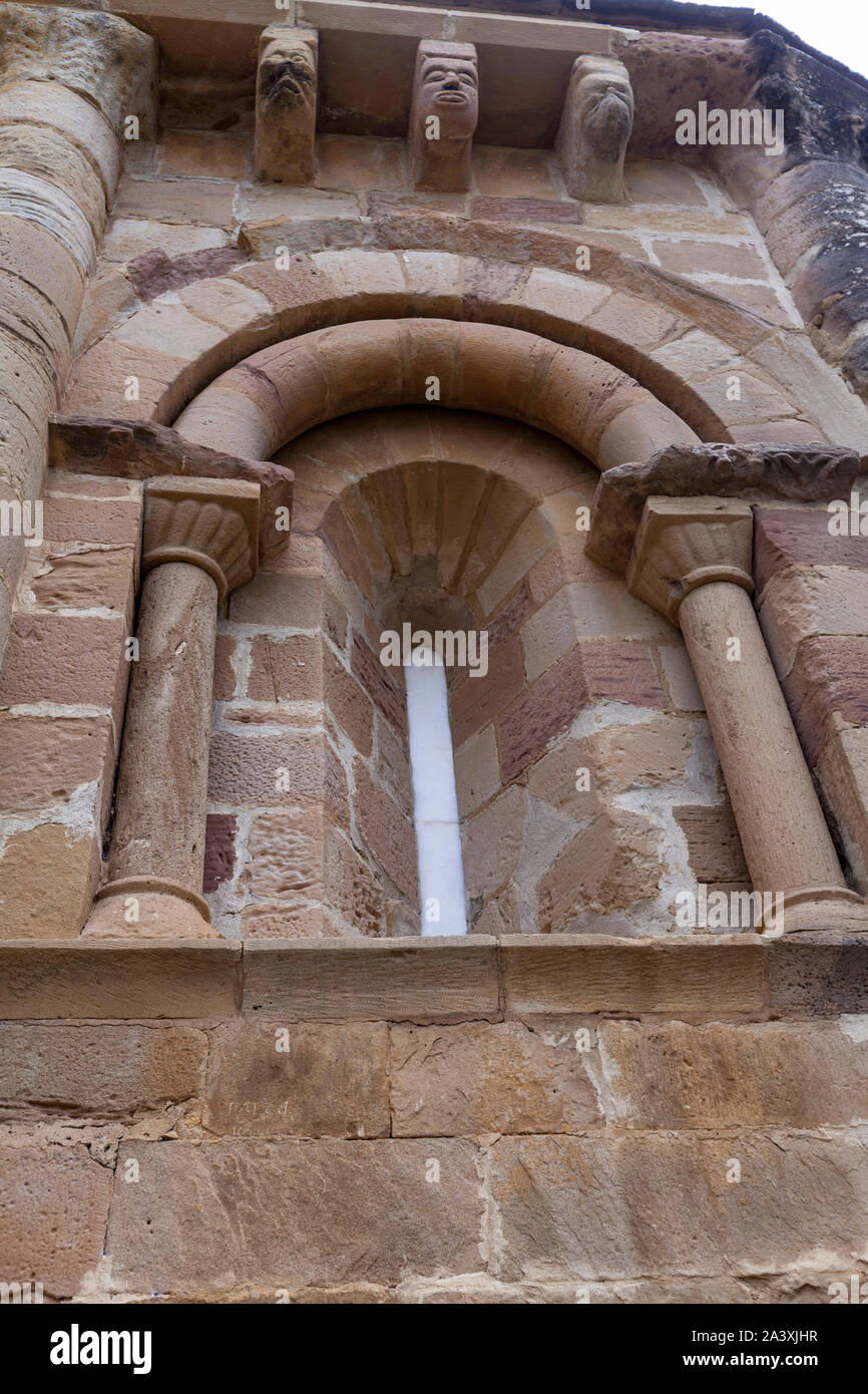 Finestra esterna veduta della chiesa di Santa Maria di Eunate, romanico del XII secolo la chiesa , Muruzábal, Navarra, Spagna, Foto Stock