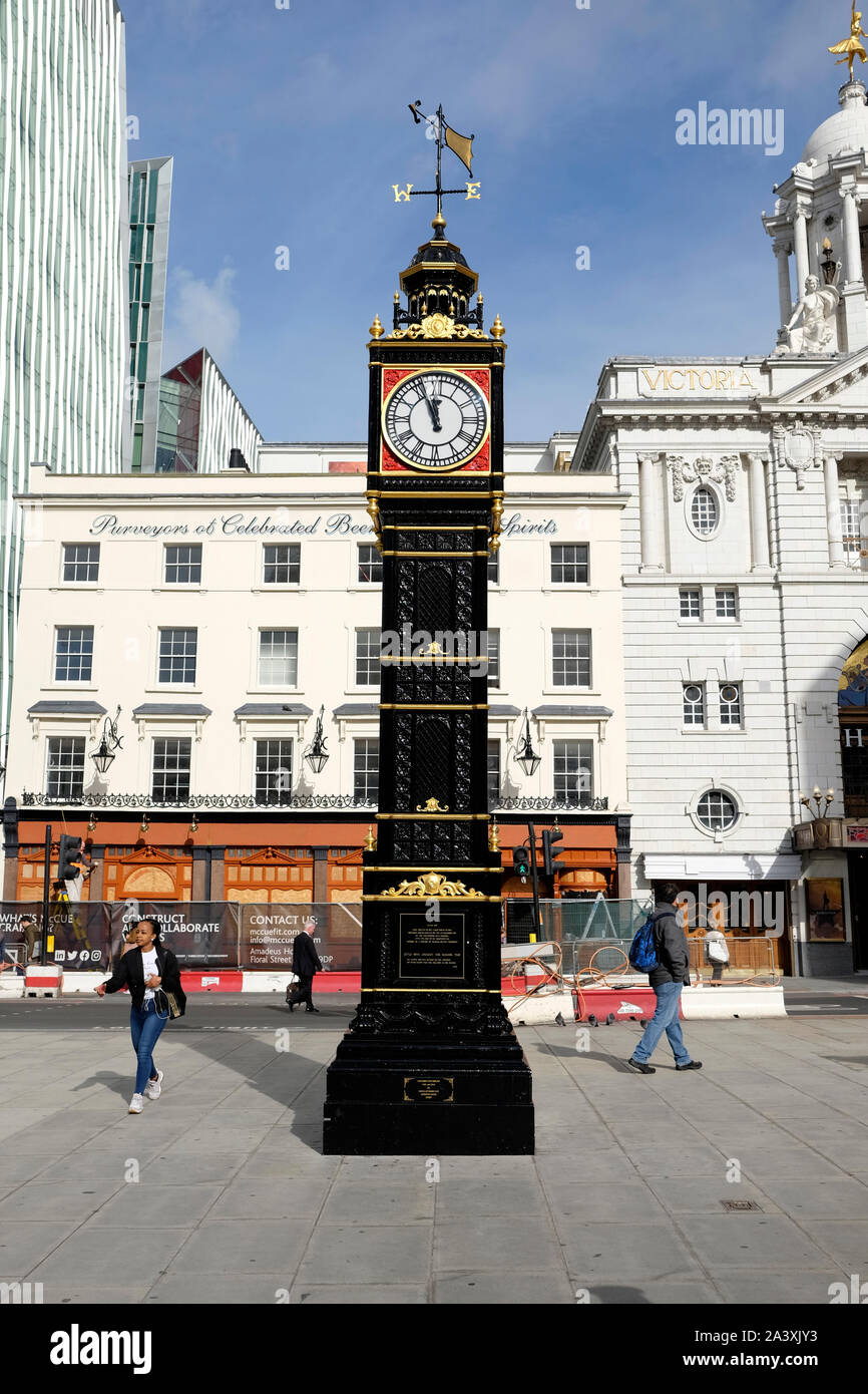 Poco Ben, una ghisa miniatura torre dell orologio al di fuori di Victoria Station nel centro di Londra, Regno Unito Foto Stock