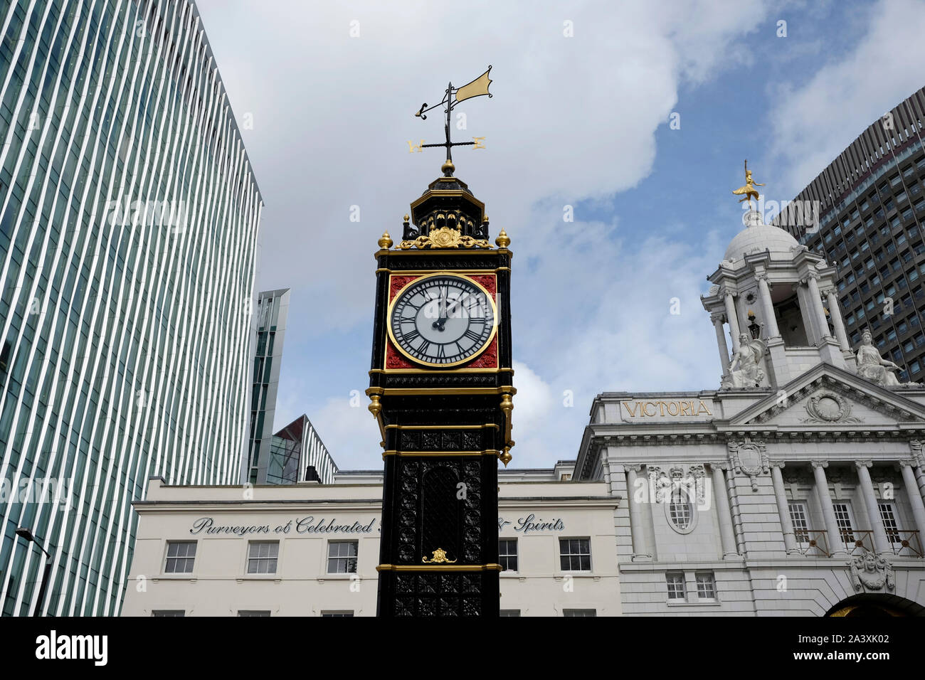 Poco Ben, una ghisa miniatura torre dell orologio al di fuori di Victoria Station nel centro di Londra, Regno Unito Foto Stock