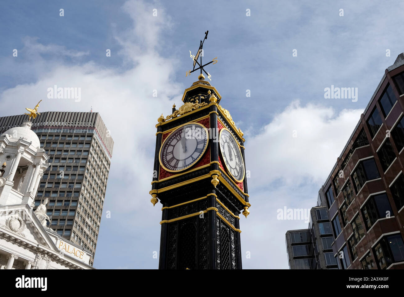 Poco Ben, una ghisa miniatura torre dell orologio al di fuori di Victoria Station nel centro di Londra, Regno Unito Foto Stock